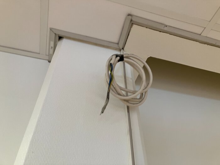 Lös elsladd ringlad runt vägg vid Karlshamns sjukhus centralkassa.