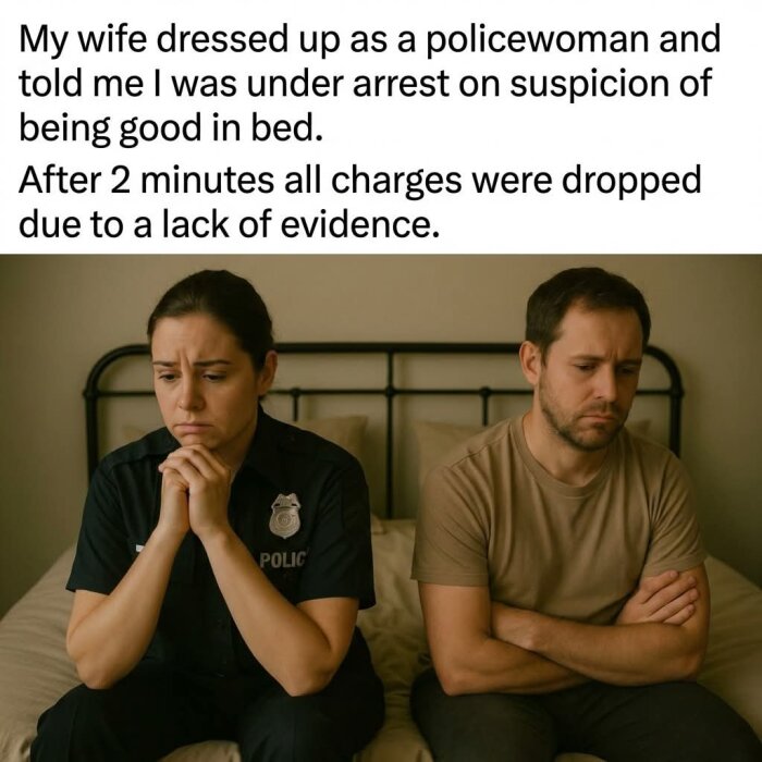 Kvinna i polisuniform och man sitter allvarliga på en säng, tänkande. Text ovanför beskriver humoristisk situation med polisutklädnad.
