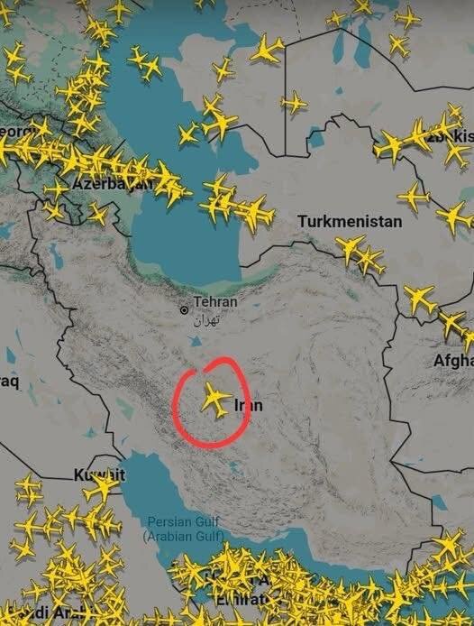 Karta med flygplan över Iran, med ett flygplan inringat i rött i närheten av Teheran.