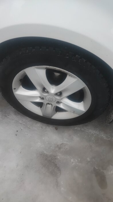 Bilfälg på ett vinterdäck, tvättad och avfettad enligt beskrivna körsträckan, med fokus på rengöringseffekten efter olika kemikalier.