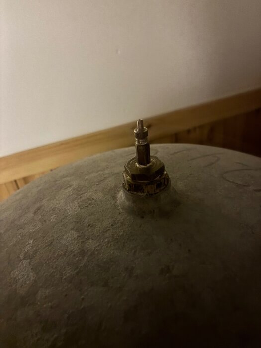 Bild av toppen på en hydrofor med en ventil.