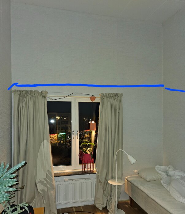 Sovrum med högt i tak, gardiner dras åt sidan på ett fönster med utsikt. Blå linje markerar väggens höjd. Skrivbordslampa och växt vid säng.
