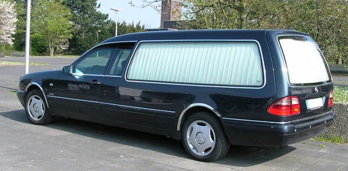 800px-Mercedes-Benz_W210_Rappold_Leichenwagen_hl.jpg