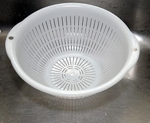 294px-Plastic_Colander.jpg