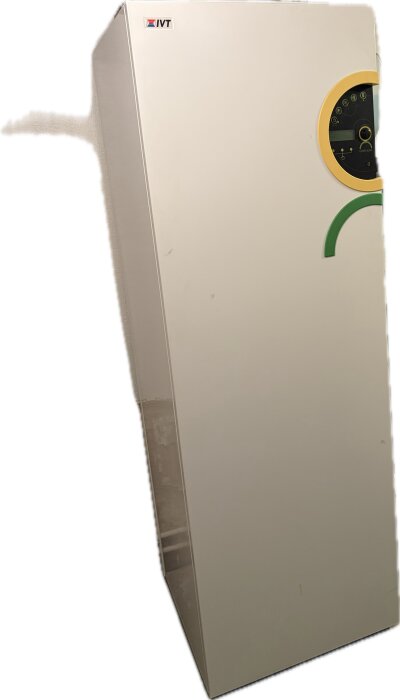 Bilden visar en äldre IVT Greenline C5 bergvärmepump med paneler och logotyp.