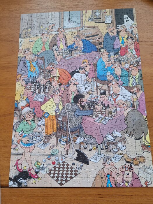Tecknad bild av en livlig sammankomst med människor runt ett bord, drickande, spelande schack och kort, med ett får och spöke i bakgrunden.
