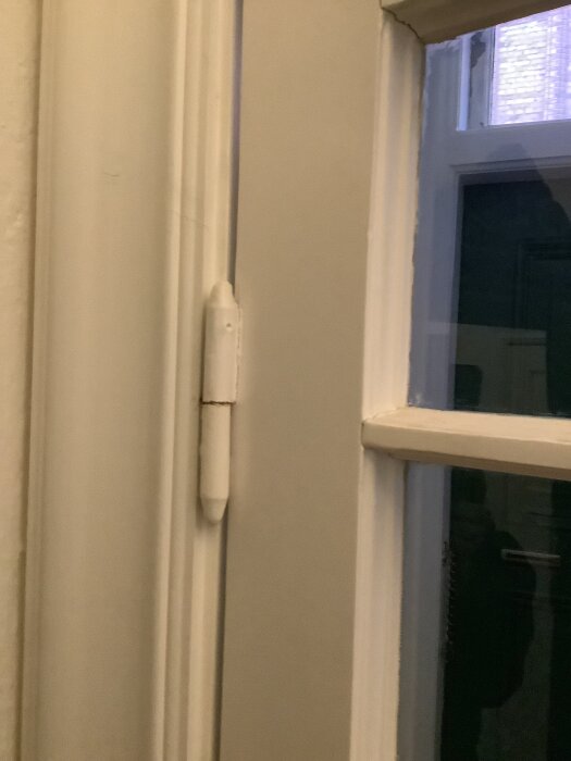Äldre dörrgångjärn med övermålat ytskikt, svår att justera. Trådstartare söker hjälp för att lyfta dörren med brickor.