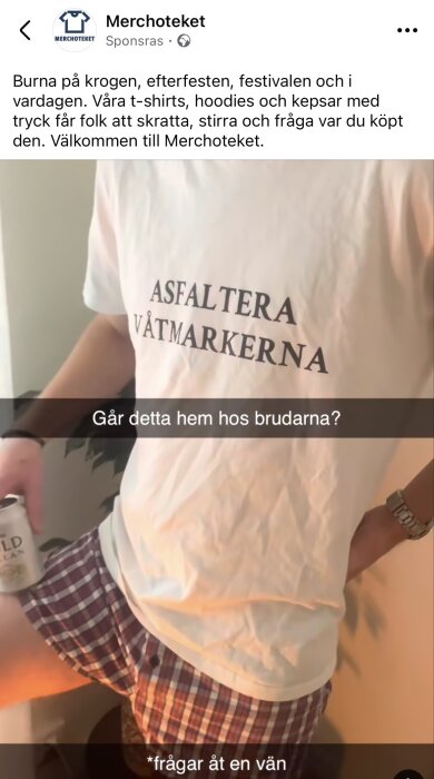 Person i vit t-shirt med texten "ASFALTERA VÅTMARKERNA", rutiga shorts och en burk i handen. Text på bilden: "Går detta hem hos brudarna?
