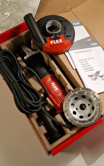 Vinkelslip av märket Flex på 125 mm, 1500 Watt, med snurrbart varvtal, förpackad i en kartong tillsammans med manualer och ett extra blad.