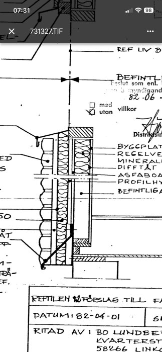 Byggritning av tegelvägg med hyllkonstruktion från 1982, tilläggsisolerad med mineralull.