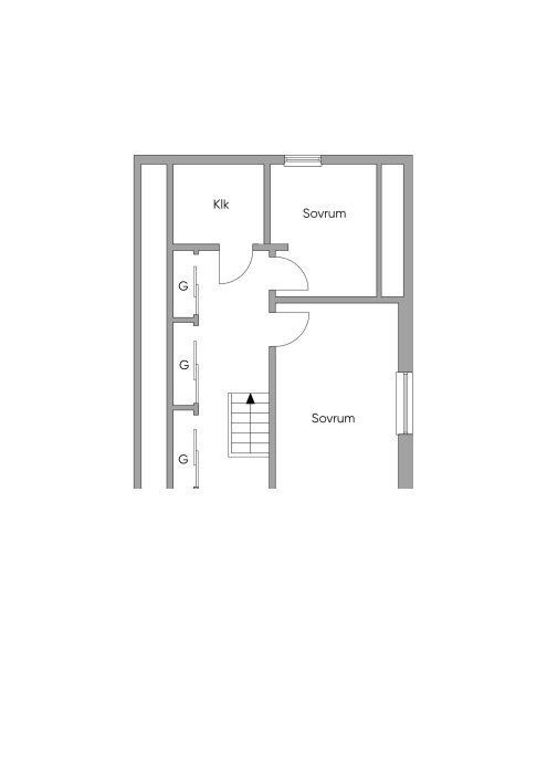 Planritning över övre plan i ett hus, visar sovrum, klädkammare och trappa.