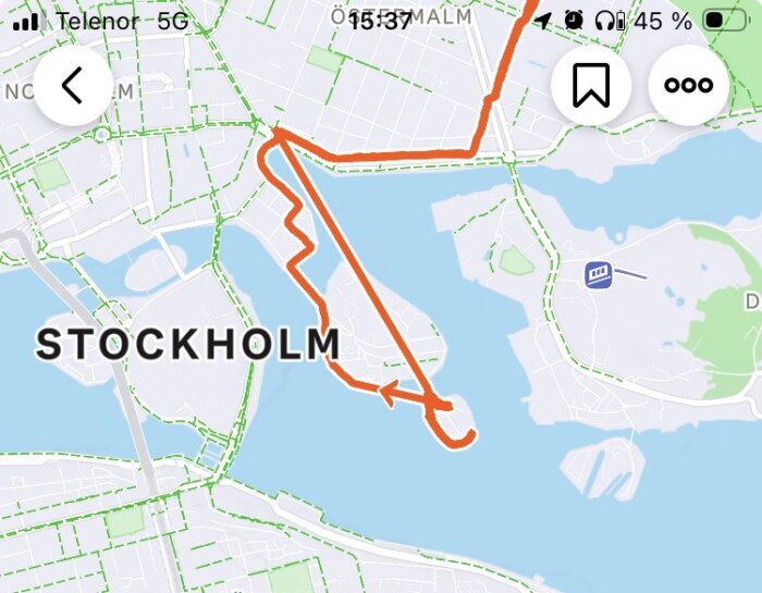 Karta över Stockholm med orange markerad rutt över vattnet kring en del av staden, visar promenad eller löptur.