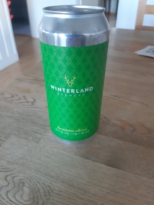 Grön burk på ett bord med texten "Winterland Brewery" och ett hjorthuvud som logotyp.