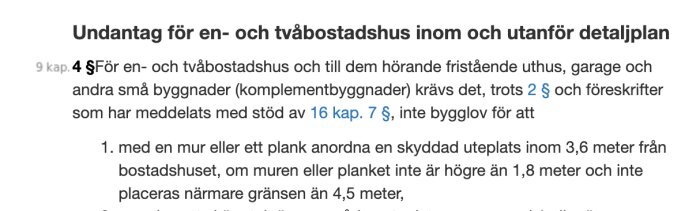 Textutdrag ur svensk bygglagstiftning om undantag för en- och tvåbostadshus gällande skyddad uteplats och placering av mur eller plank nära bostadshus.