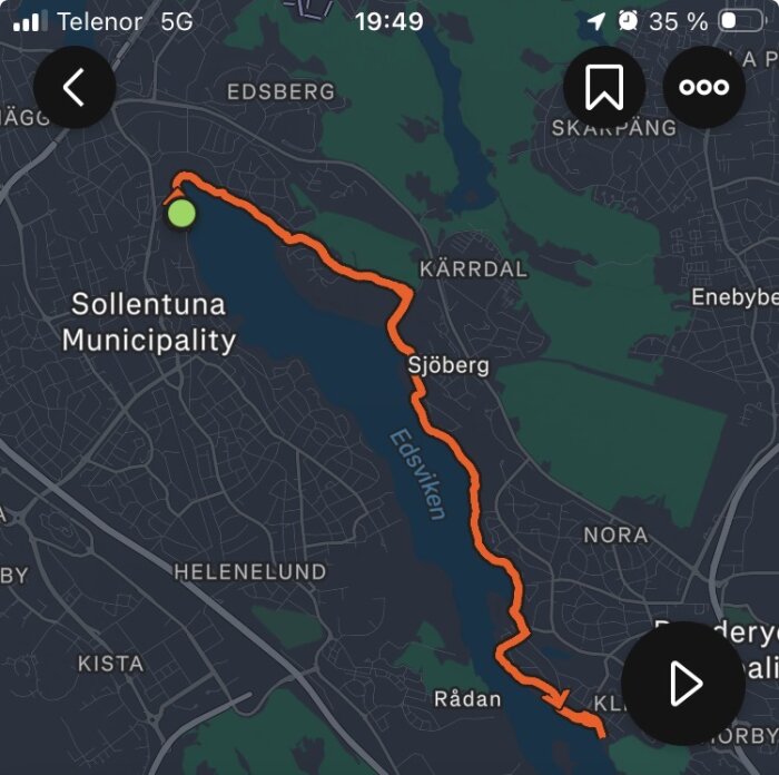 Karta som visar en GPS-spårning längs Edsviken i Sollentuna, från söder till norr, markerad med en orange linje.