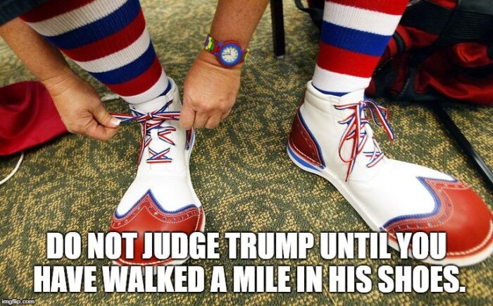 Person knyter clownskor och bär färgglada randiga strumpor. Textruta: "DO NOT JUDGE TRUMP UNTIL YOU HAVE WALKED A MILE IN HIS SHOES".