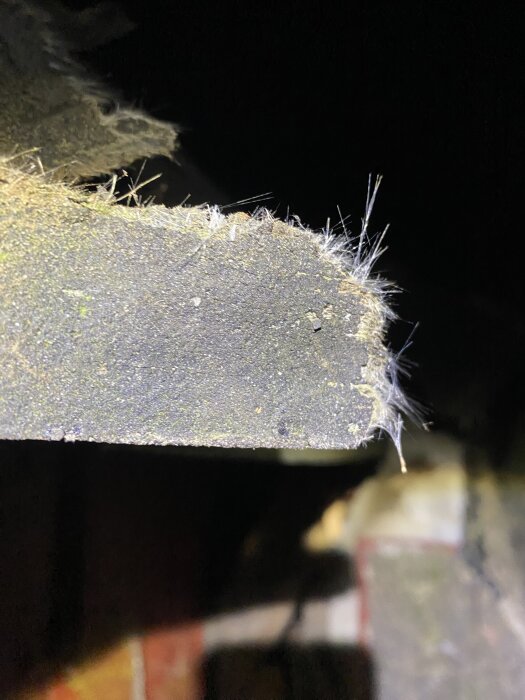 Takpapp med synliga fibertrådar, troligen glasfiberarmering, från ett takprojekt från 30-talet med misstanke om ombyggnad på 70-80-talet.