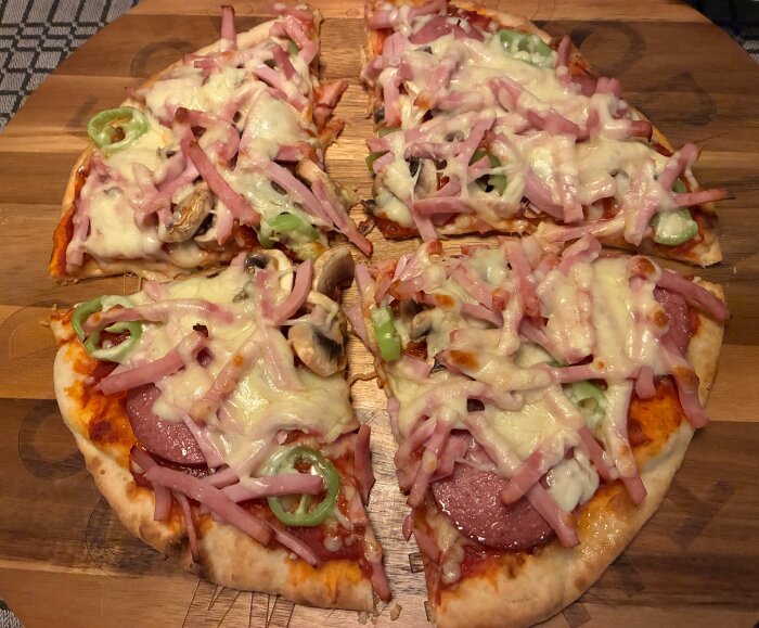 Pizza med mozzarella, Västerbottensost, Onsalakorv, grön spetspaprika och färska champinjoner på Fontana botten.