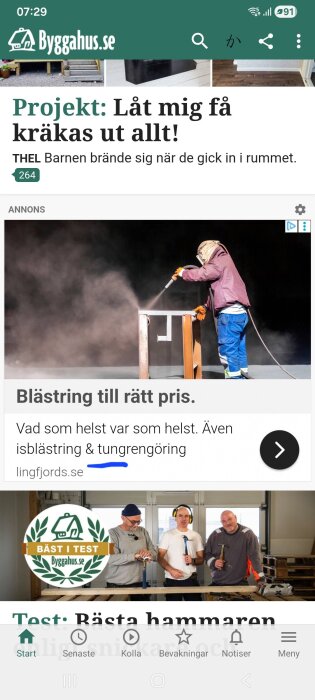 En person i skyddsutrustning utför blÀstring pÄ en metallstruktur. Texten hÀnvisar till tjÀnster för isblÀstring och tungrengöring.