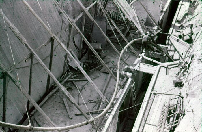 Kabeldragning och byggställningar vid Harspråget, 1954.