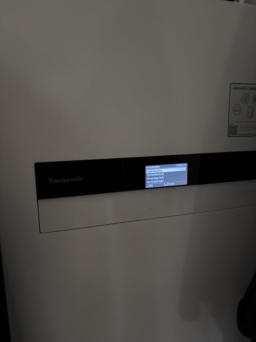 Närbild av en inställningsmeny på en luft-vattenvärmepump från Panasonic, där användaren letar efter att justera maximal framledningstemperatur.