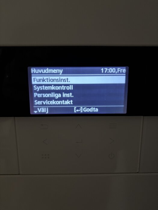 Display av en luft-vattenvärmepumps huvudmeny med alternativ som funktionsinställningar, systemkontroll och personliga inställningar.