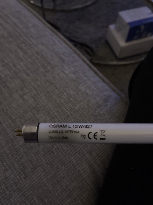 Lysrör Osram L 13W/827 Lumilux Interna, visar märkningar och anslutning.