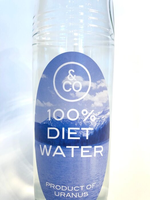 Flaska med etikett "100% Diet Water" och landskap, produkt av Uranus.