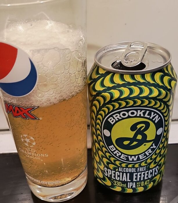Ett glas öl bredvid en burk Brooklyn Brewery Special Effects alkoholfri IPA.