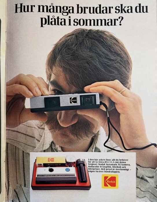 Person håller en Kodak Instamatic kamera och annonsen frågar "Hur många brudar ska du plåta i sommar?" med en bild på en filmkamera och tillbehör nedanför.