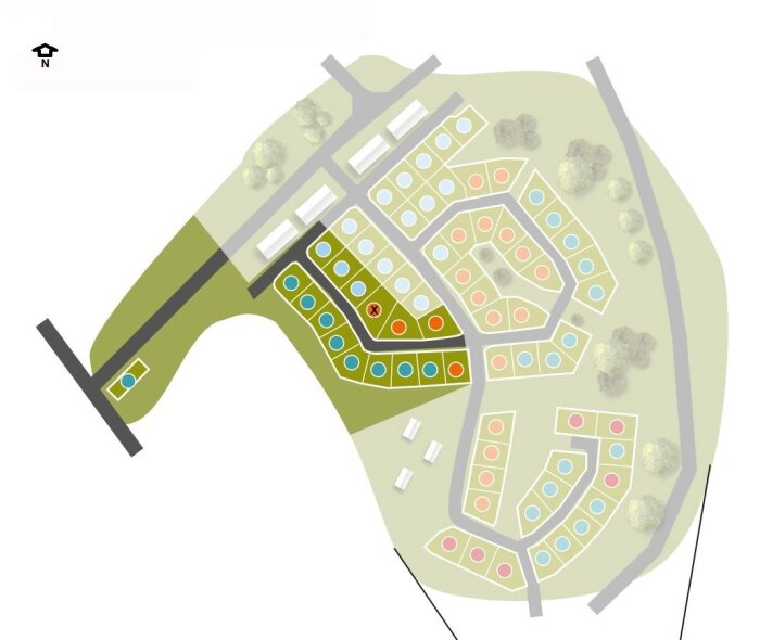 Karta över bostadsområde med tomter markerade, en röd markering visar en specifik tomt nära en väg, omgiven av träd och grönska.