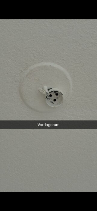 Takuttag i vardagsrum med vitmålad yta och tre hål för anslutning.