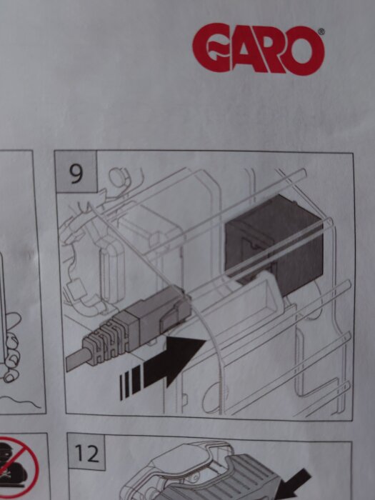 Instruktionsbild från GARO, visar hur en RJ45-kontakt ska anslutas till laddboxens inre via lös kabel och inte genom en färdig kabel.