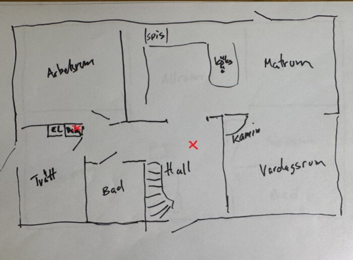 Planlösning av bottenvåningen med markerade platser för gamla rökdetektorer (röda kryss) att byta ut, visar rum inklusive hall, vardagsrum och tvättrum.