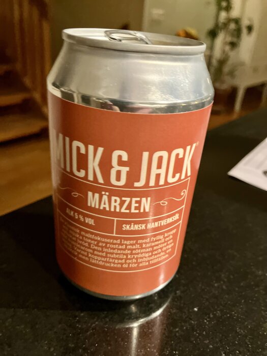 Märzen ölburk av märket Mick & Jack på ett bord.