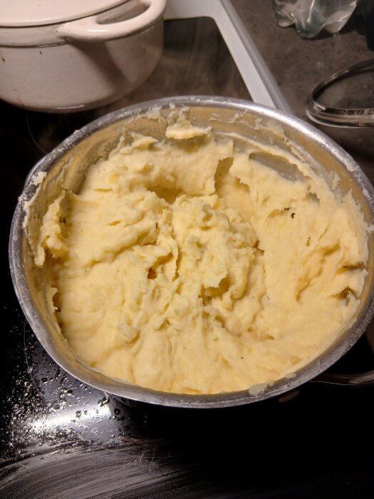 Krämig potatis- och palsternackspuré i en kastrull på spisen.