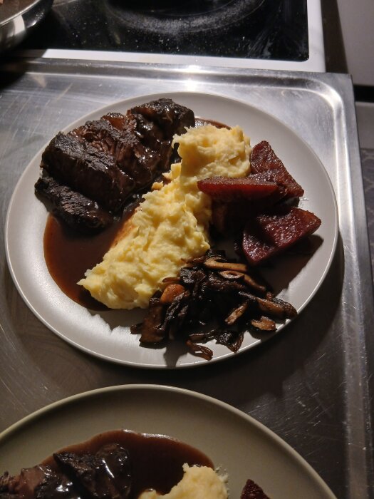 Tallrik med stekt blandsvamp, palsternacka, potatispuré och kött, serverad med sås.
