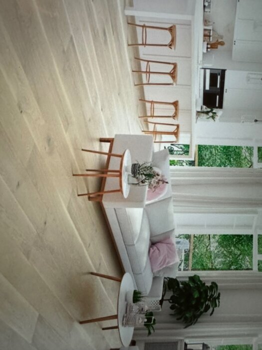 Ljust vardagsrum med vattenfallsbänk, vita väggar, ekparkett, modern soffa, rosa kudde, växt vid fönstret och elegant matplats i bakgrunden.