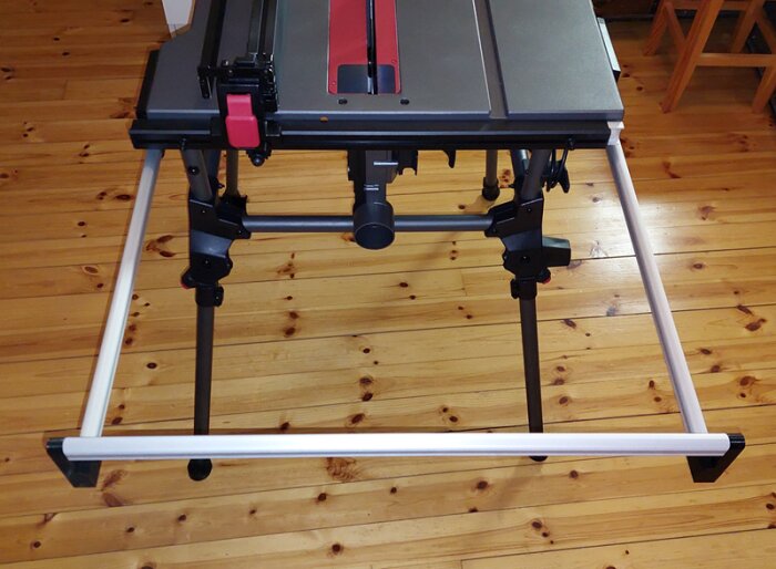 Bordssåg med egengjord utfällbar förlängning av klädstång i aluminium och 3D-printade delar, monterad för ökad kapacitet och precisionsarbete.