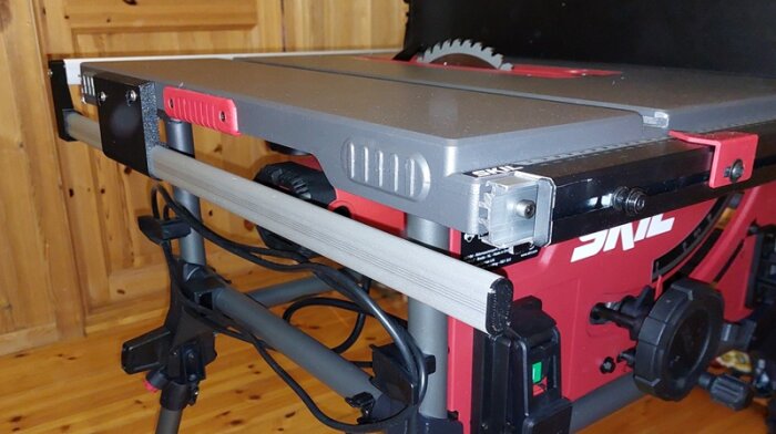 En DIY-bordssåg med en förlängning gjord av klädstång i aluminium och 3D-printade delar, monterad för enkel avtagning och justering.