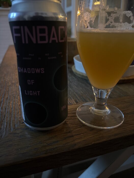 Burk och glas med öl från Finback Brewery, etikett "Shadows of Light 7,0 %".