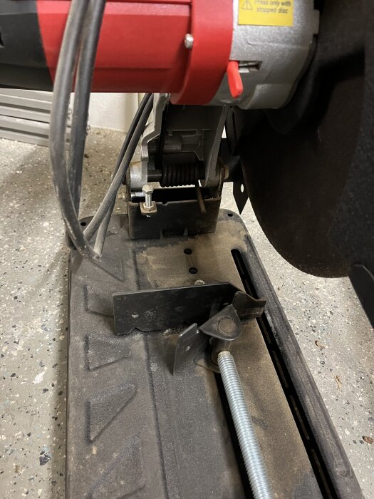 Kapsåg i garage, stående på dammig yta.