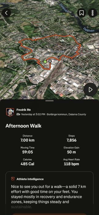 Satellitbild över Borlänge med markerad rutt för en 7 km promenad, inklusive text om distans, tid, steg, höjd, kalorier och genomsnittlig puls.