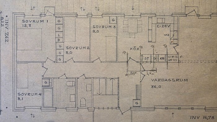 Planritning över villa från 1970 med angiven ny öppning och takstolar i vardagsrum och kök.