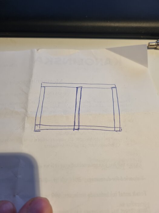 En enkel handritad skiss av en struktur med två parallella vertikala stolpar och en horisontell överliggande balk, på linjerat papper.