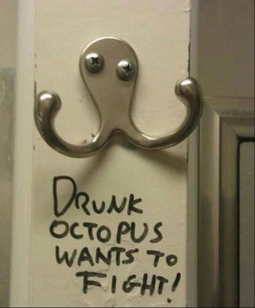 Metallkrok på väggen som liknar en bläckfisk med händerna uppe. Texten under säger "Drunk octopus wants to fight!