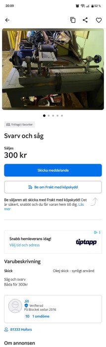 Svarv och såg på ett bord i verkstad, med verktyg och kablar i bakgrunden. Båda verktygen säljs för 300 kr.