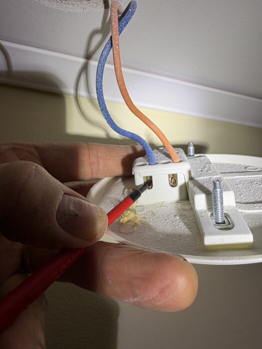 Verktyg används för att lossa kablar ur kopplingsplint, kablarna är blå och orange. Modellen är "ideal-tl21".
