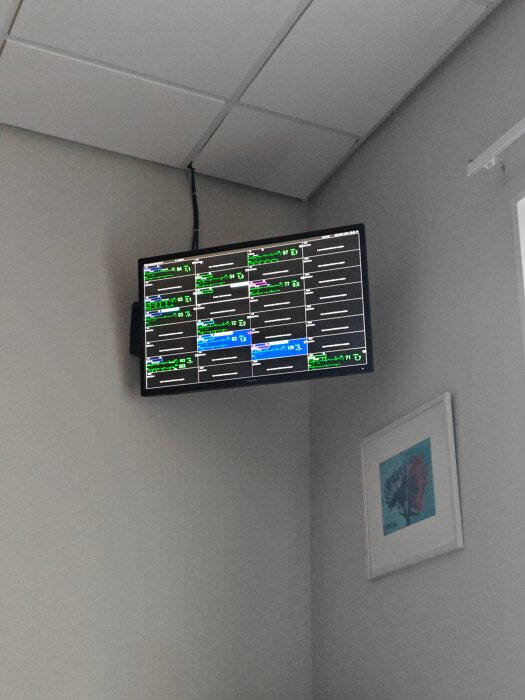 Sjukhusmonitor som visar patientens vitala data som EKG i en sjukhusmiljö.