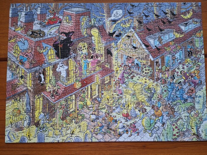 Tecknad bild av ett Halloweenfest med monster, spöken och människor i och runt ett spöklikt hus omgiven av gravstenar och fladdermöss.